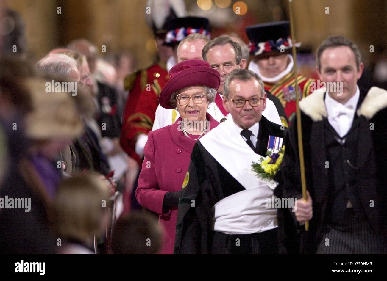 La reine Elizabeth II arrive à la cathédrale de Lincoln pour marquer Maundy jeudi en distribuant de l'argent à Maundy aux retraités. Les 148 récipiendaires ont tous été recommandés par le clergé et les ministres en reconnaissance de leurs services à l'église et à la communauté. Banque D'Images
