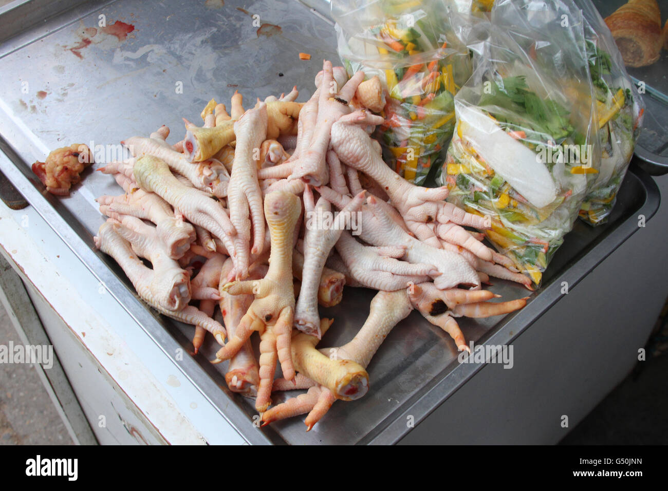 Chariot métallique pleine de poulet cru pieds à vendre au Pérou Banque D'Images