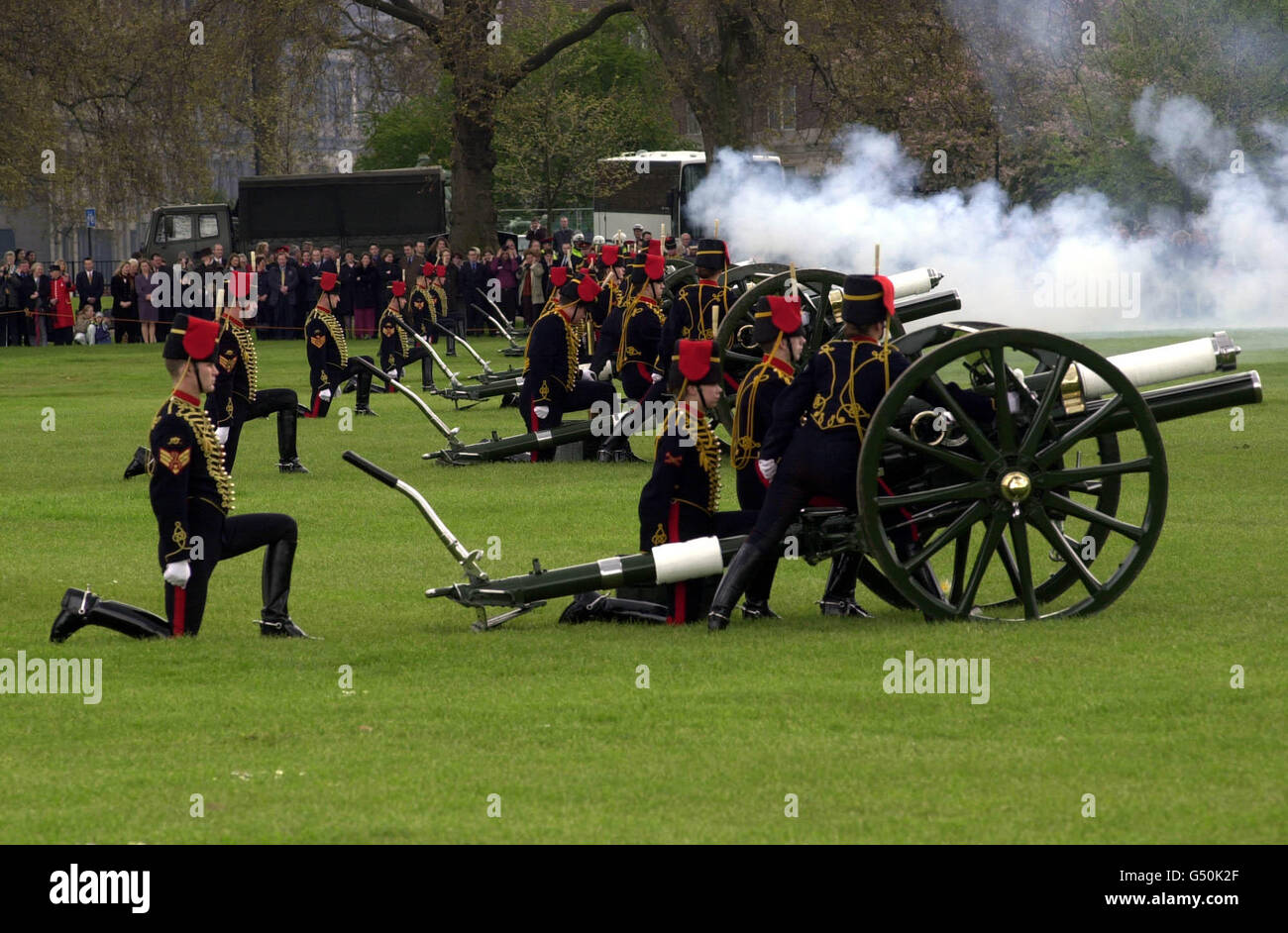 La troupe du roi l'Artillerie royale tire un Royal Salute de 41 armes à feu dans Hyde Park à Londres pour marquer le 74e anniversaire de la reine, qui a eu lieu le Vendredi Saint Banque D'Images