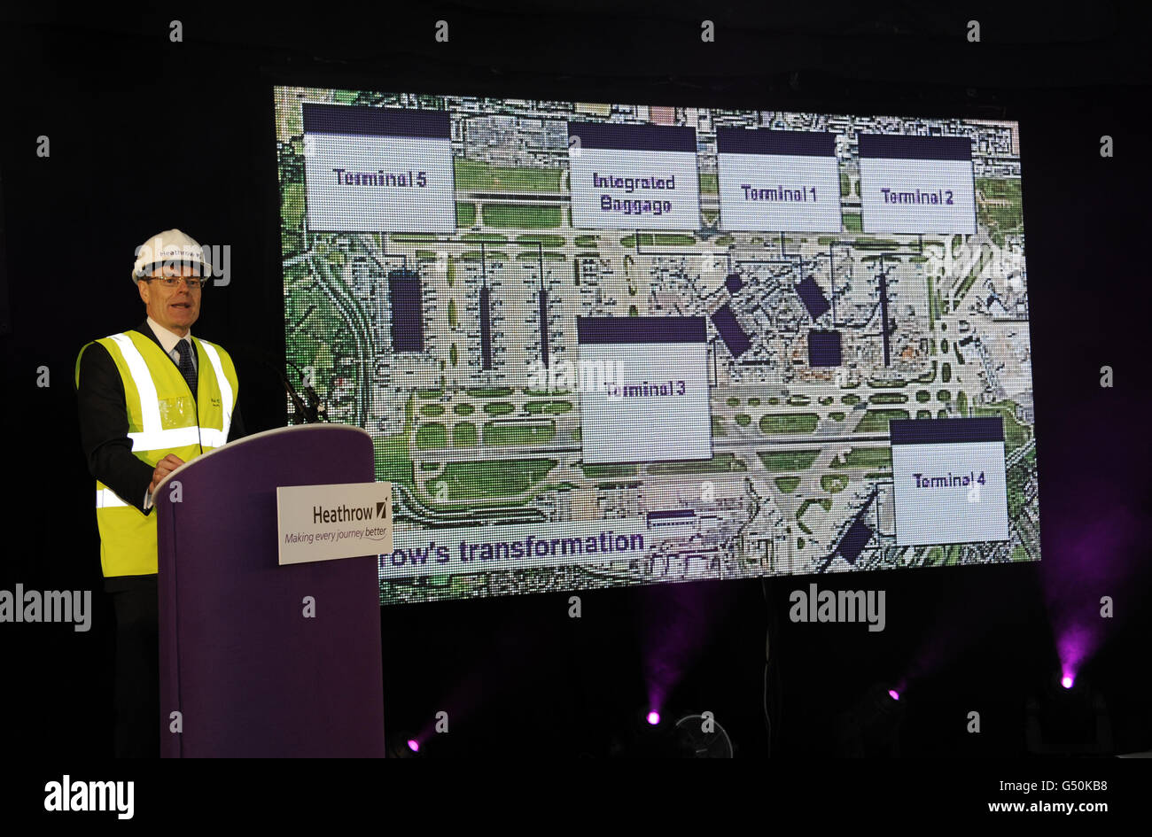 Colin Matthews, PDG de la BAA, a pris la parole lors de la cérémonie de remise en forme qui a eu lieu à la secrétaire aux Transports, Justine Greening, dans le terminal 2 récemment reconstruit à l'aéroport d'Heathrow. Banque D'Images