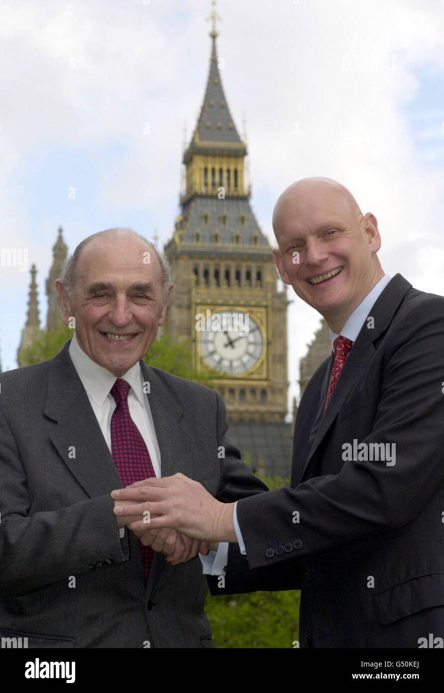 Robert Sheldon, député d'Ashton sous Lyme (à gauche), rencontre Duncan Goodhew, à l'extérieur des chambres du Parlement. Le médaillé d'or olympique aide à réanimer M. Sheldon, lorsqu'il a récemment subi une crise cardiaque à St James's Park, Londres. Banque D'Images