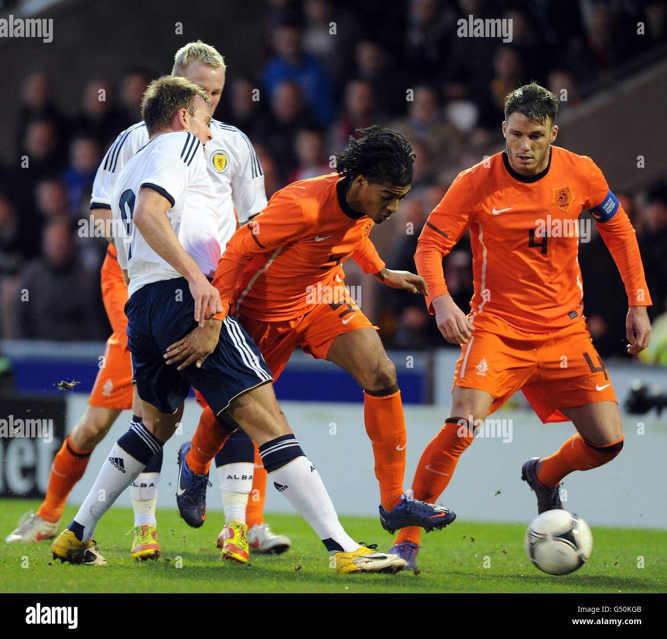 Le Jordan Rhodes d'Écosse se trouve en bataille avec Patrick Vanaanholt et Bram Nuytinck aux pays-Bas lors du match de qualification de championnat de 2013 euros pour les moins de 21 ans à St Mirren Park, Paisley. Banque D'Images