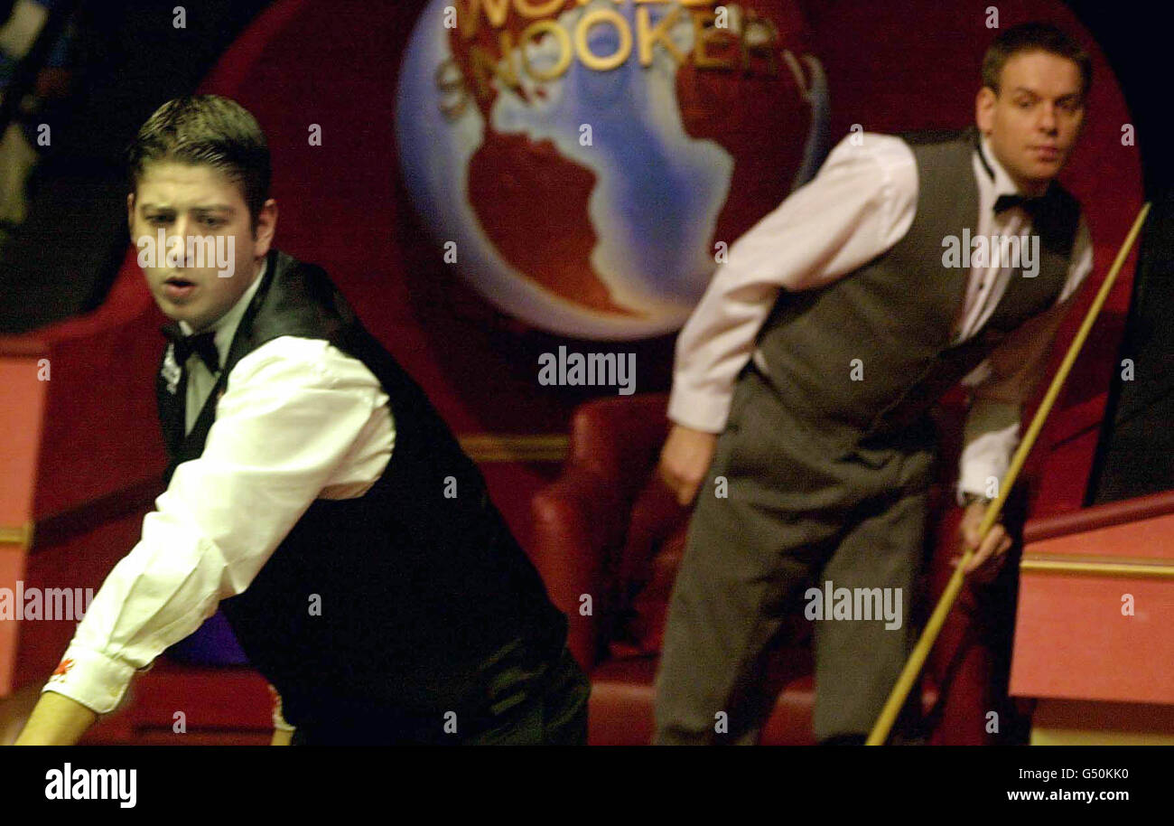 Matthew Stevens, du pays de Galles, est parti et Joe Swail, de l'Irlande du Nord, lors de la demi-finale du championnat Embassy World Snooker au Crucible Theatre, à Sheffield Banque D'Images