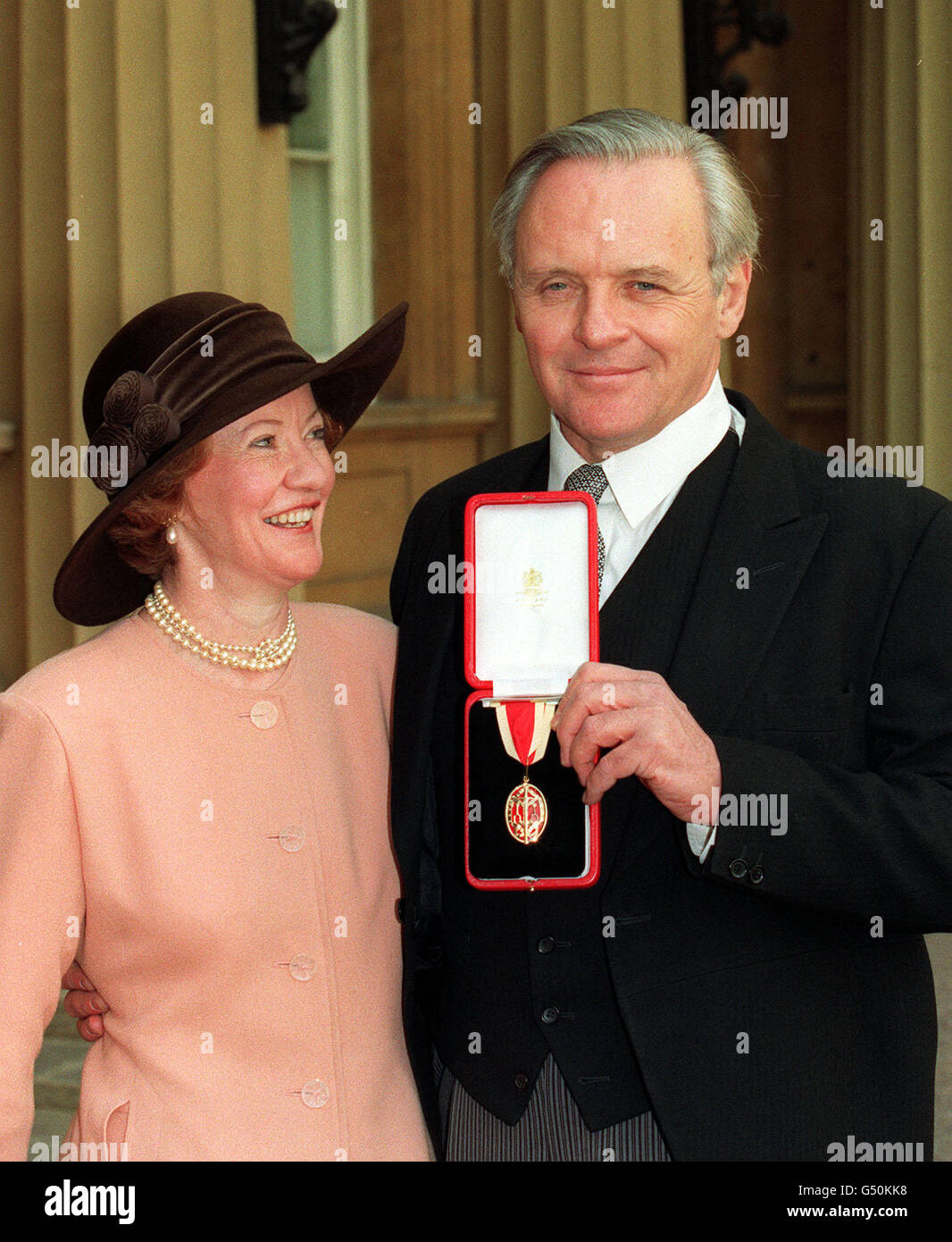 L'acteur Sir Anthony Hopkins et Lady Hopkins à l'extérieur de Buckingham Palace, Londres, après avoir reçu sa chevalier de la Reine. Banque D'Images