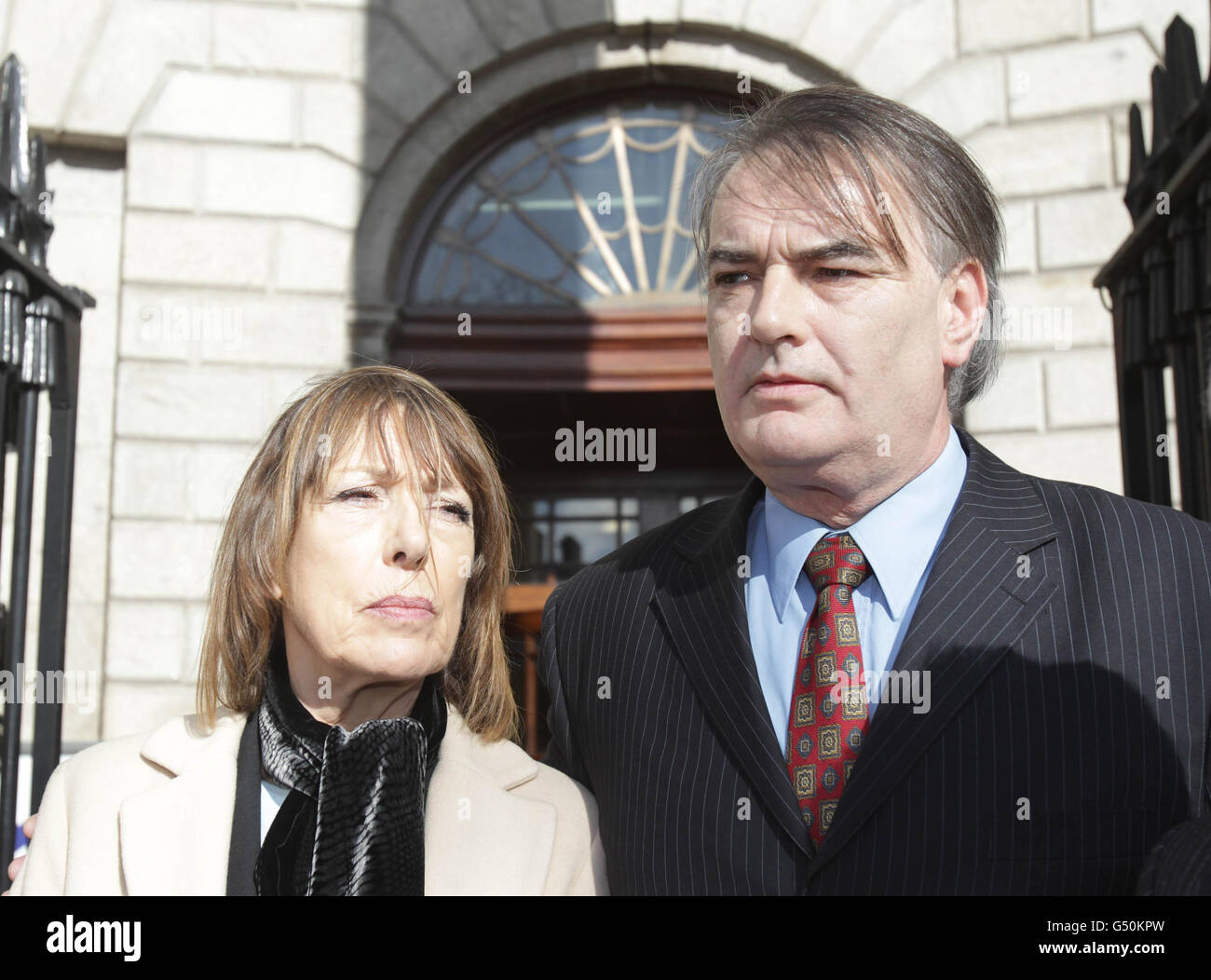 Ian Bailey et son associé Jules Thomas parlent aux médias devant la Cour suprême de Dublin après qu'il a remporté son défi contre son extradition en France, où les autorités veulent le questionner sur le meurtre de Sophie Toscan du Plantier à l'ouest de Cork il y a plus de 15 ans. Banque D'Images