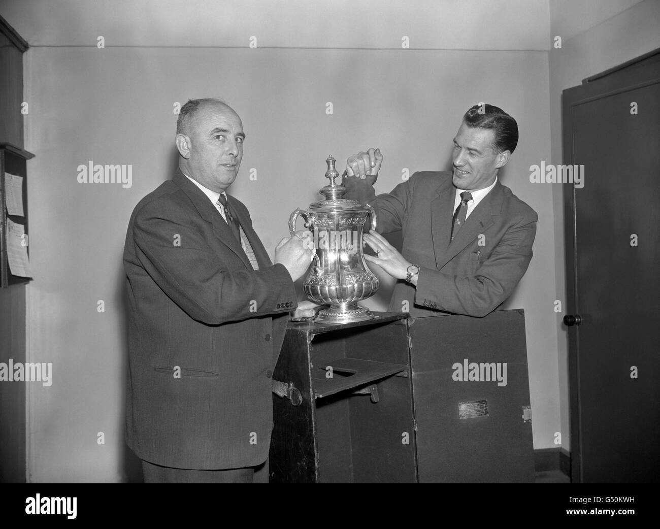 Le capitaine NAT Lofthouse de Bolton, à droite, et le directeur du club Bill ridding ont soigneusement mis en place la FA Cup au Burnden Park Ground, à Bolton, pour son retour au siège social de FA à Londres. Banque D'Images Le capitaine NAT Lofthouse de Bolton, à droite, et le directeur du club Bill ridding ont soigneusement mis en place la FA Cup au Burnden Park Ground, à Bolton, pour son retour au siège social de FA à Londres. Banque D'Images