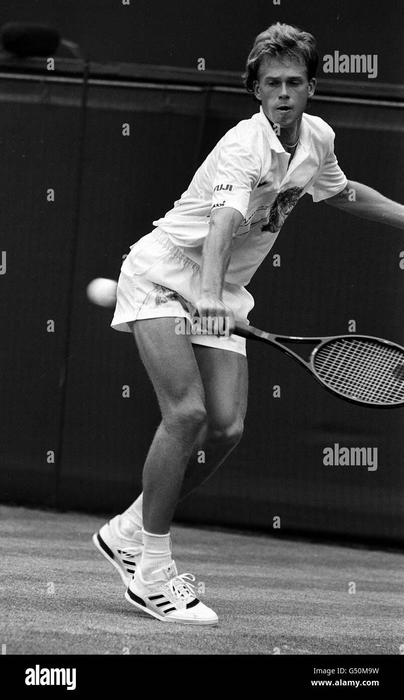 Stefan Edberg.Défendant le champion Stefan Edberg en action pendant la  demi-finale sur le terrain central contre John McEnroe à Wimbledon Photo  Stock - Alamy