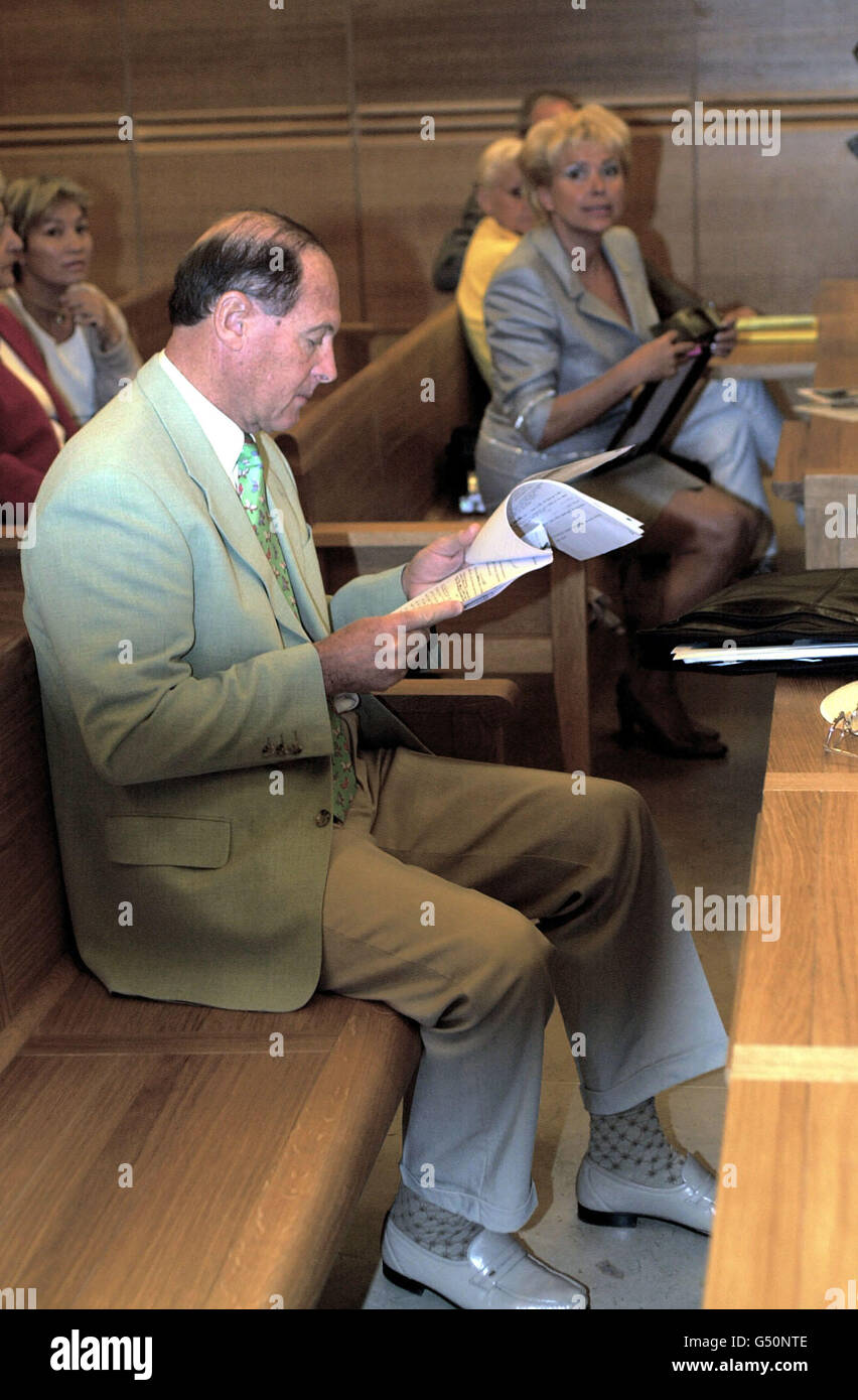 Geoff boycott, 59 ans, ancien batteur du Yorkshire et de l'Angleterre, commentateur du cricket, siège à la Cour d'appel, à Aix-en-Provence, dans le sud de la France, au début de son appel contre Margaret Moore (assise à droite). * M. boycott a reçu une peine de prison avec sursis de trois mois et une amende de plus de 5,000 en janvier 1998 pour avoir poinçonné Margaret Moore 20 fois dans le visage et le corps pendant une rangée à leur Hôtel Cap 1,000-a-Night, à Antibes, sur la Côte d'Azur. Banque D'Images