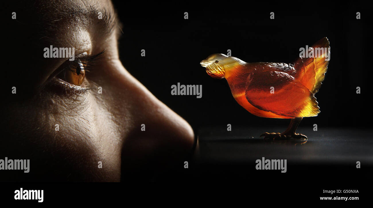 Caroline de Guitaut, conservatrice des arts décoratifs, est photographiée avec Faberg&eaigue; Capercaillie, taillée d'agate, ce modèle d'oiseau intrinsèquement écossais est équipé de pattes en or gravées avec de minuscules diamants pour les yeux, à la Galerie de la Reine à Édimbourg, avant l'ouverture des trésors de l'exposition des Palais de la Reine qui marque le Jubilé de diamant de la Reine. Banque D'Images