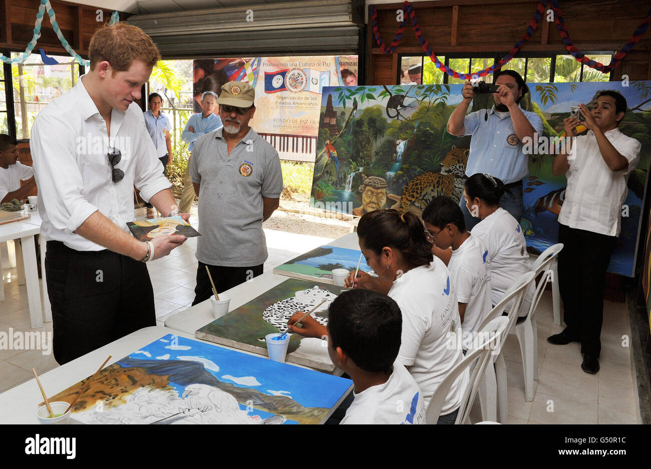 Le Prince Harry visite l'école d'art de l'OEA (Organisation des États américains) dans la zone adjacente, à la frontière entre le Belize et le Guatemala, en Amérique centrale, le deuxième jour de sa visite de 10 jours au Belize, aux Bahamas, à la Jamaïque et au Brésil. Banque D'Images