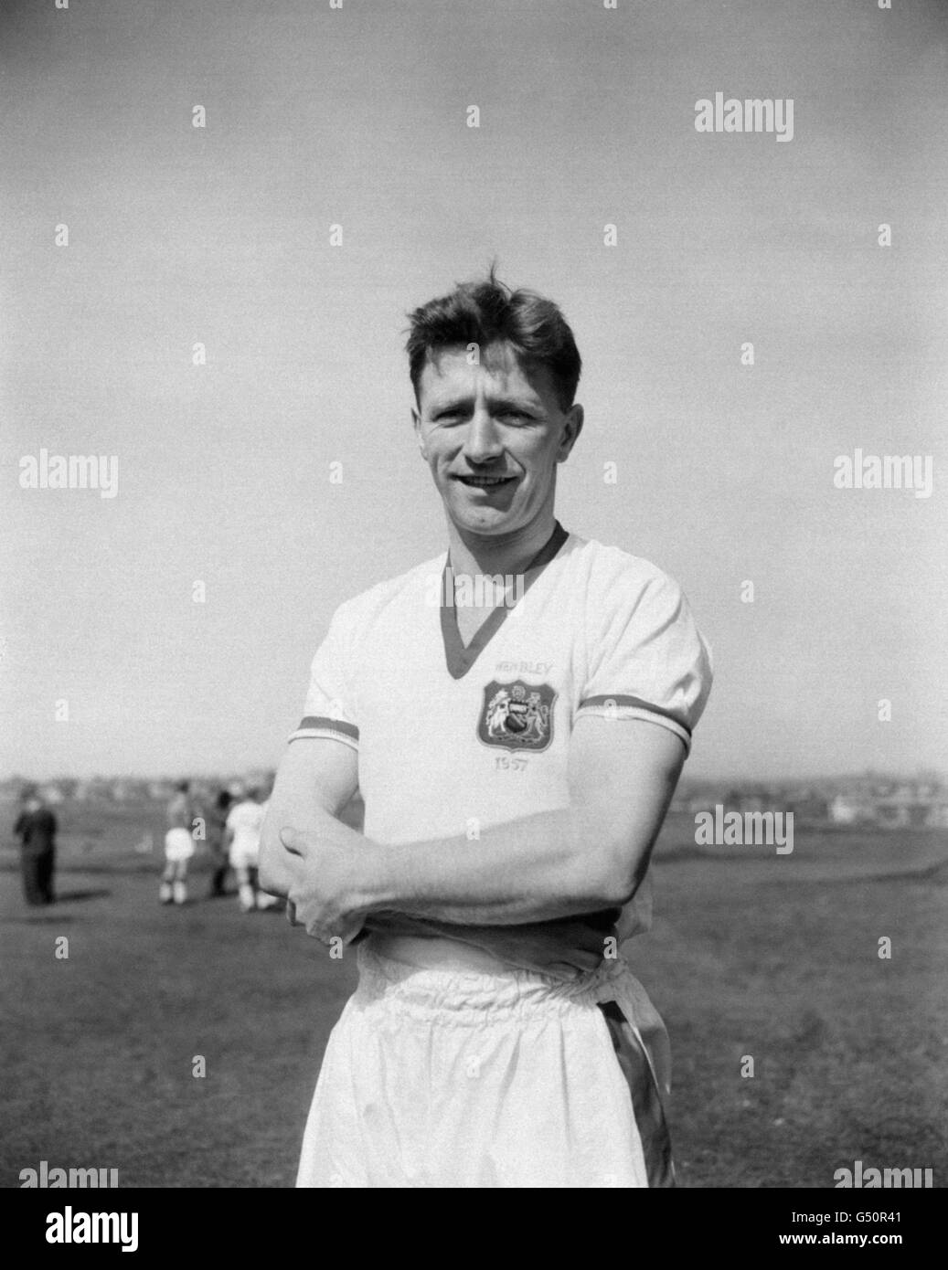 PA NEWS PHOTO 6/2/58 ROGER BYRNE (CAPITAINE) UN DES JOUEURS DE L'AIRRASH DE MUNICH OÙ L'ÉQUIPE DE FOOTBALL DE MANCHESTER UNITED A PARTICIPÉ À UNE VISITE DE LA COUPE D'EUROPE À BELGRADE. L'AVION DE LIGNE BEA ELIZABETH QUI S'EST ÉCRASÉ. SUR LES QUARANTE PERSONNES À BORD, ON PENSE QU'IL Y AVAIT DOUZE SURVIVANTS, QUATRE MEMBRES D'ÉQUIPAGE ET HUIT PASSAGERS. Banque D'Images