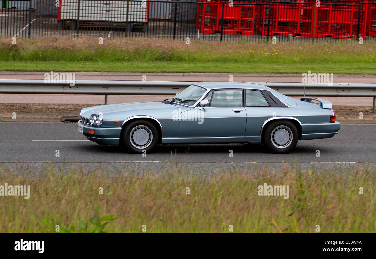 Une Jaguar XJS super touring car voyageant le long de la route à l'ouest de Kingsway à Dundee, Royaume-Uni Banque D'Images