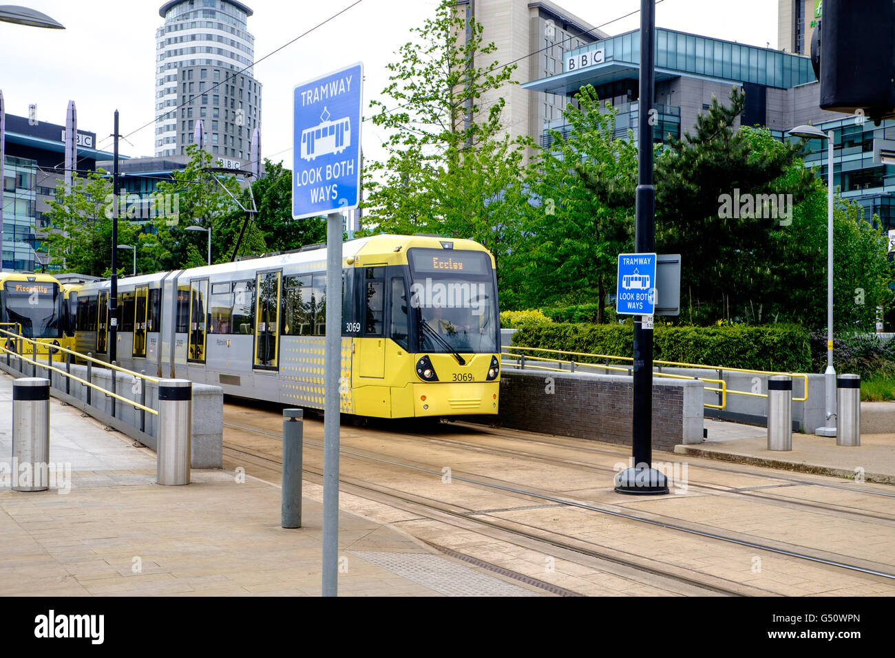 Tramway Metrolink à destination d'Eccles à Media City, Salford Quays, UK Banque D'Images