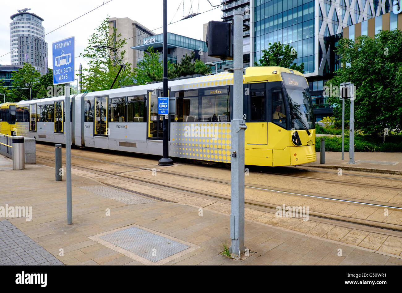 Tramway Metrolink à destination d'Eccles à Media City, Salford Quays, UK Banque D'Images