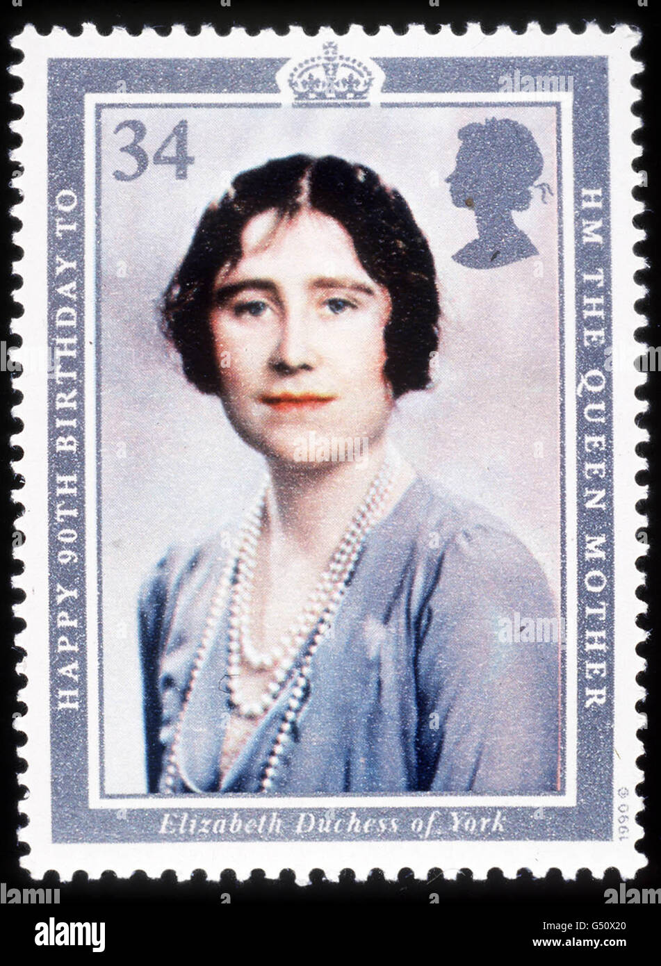 Une photo d'un timbre émis précédemment mettant en vedette la Reine mère. Des timbres représentant quatre générations de la famille royale sont émis pour commémorer le 100e anniversaire de la reine mère. * le Royal Mail produit une feuille miniature de quatre timbres 27p comportant des portraits de la Reine mère, de la Reine, du Prince de Galles et du Prince William dans une photo de groupe plus grande. Banque D'Images