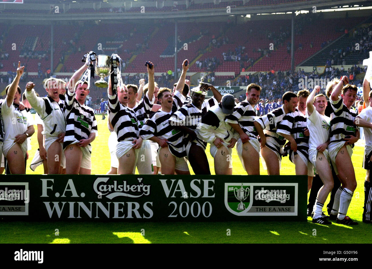 Les joueurs de Deal Town célèbrent avec la Carlsberg FA vase Cup, après avoir battu Chippenham Town 1-0 dans leur match de football final de la FA vase Cup au stade Wembley, Londres. Banque D'Images
