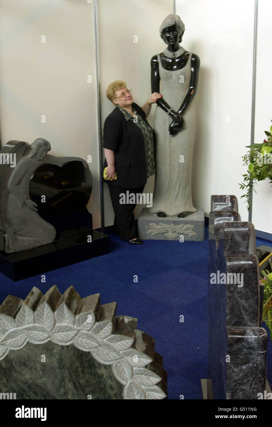 Elaine Bullock, de Worcester, surplombe la statue en granit de la princesse Diana, qui a été donnée à la ville de Walsall par les fabricants locaux Andrew Walsh Ltd. * la statue est actuellement exposée à l'exposition Funeral Services qui se tient au National Exhibition Centre de Birmingham Samedi 13 2000 mai. Banque D'Images