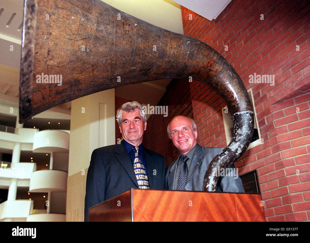 Greg Dyke (R), directeur général de la BBC, avec le Dr John Ashworth, président du British Library Board. M. Dyke a remis à la British Library plus de 6,000 enregistrements provenant de partout au Royaume-Uni, qui constituent la plus grande archive d'histoire orale au monde. * les vues sur la vie, l'amour, la nourriture et l'avenir sont parmi les entretiens avec les gens ordinaires qui constituent le puissant record du 20ème siècle. Voir Archives MÉDIA de l'histoire de PA News. Photo PA: Ian Nicholson Banque D'Images