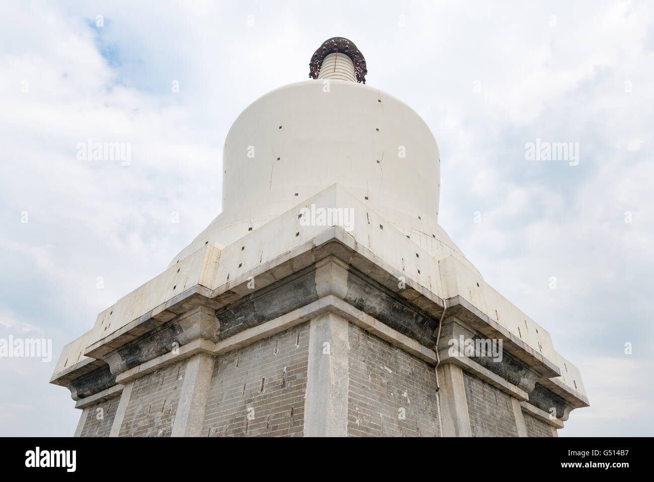 La Chine, Beijing, White Stupa dans le parc Beihai Banque D'Images