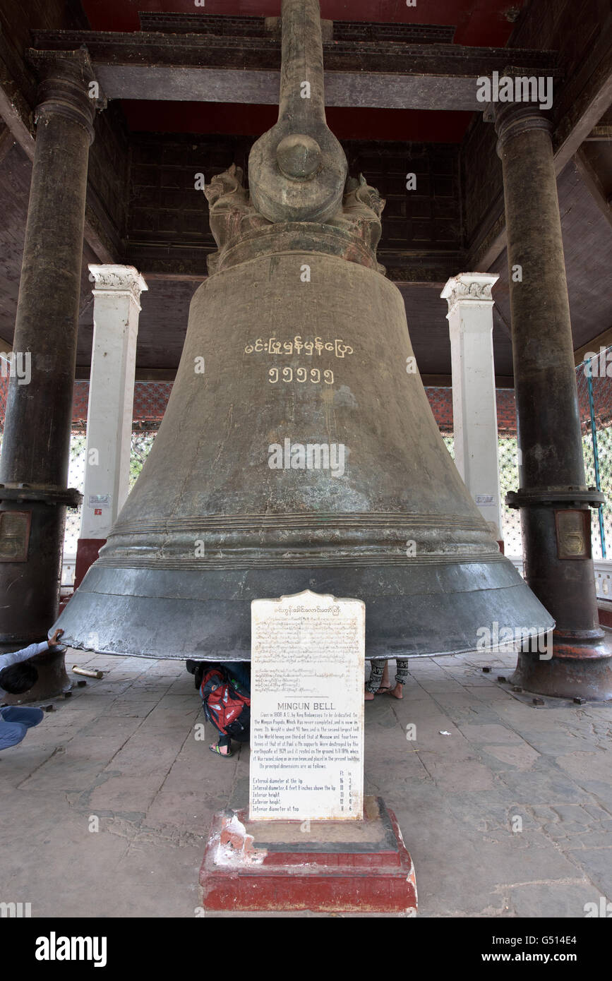Sous l'immense touristiques Mingun Mingun Bell, Rhône-Alpes, région, Myanmar Banque D'Images