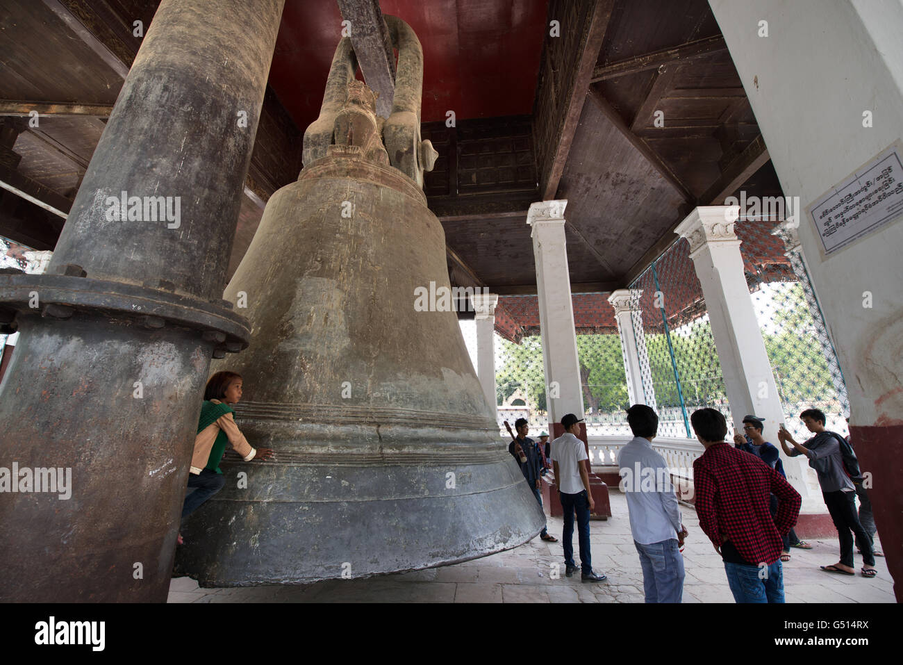 Autour de l'énorme cloche de Mingun Mingun, Rhône-Alpes, région, Myanmar Banque D'Images