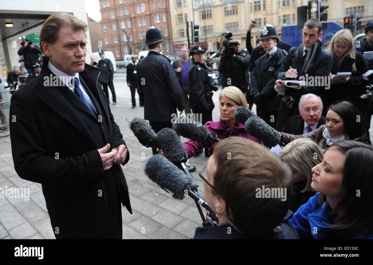 Aujourd'hui, Eric Joyce, député, parle aux médias à l'extérieur de la City of Westminster Magistrats court à Londres, où il a été épargné par la prison pour avoir battu quatre politiciens en état d'ivresse et déclaré à la police « vous ne pouvez pas me toucher, je suis un député ». Banque D'Images