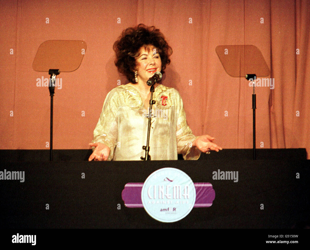 Madame Elizabeth Taylor s'adresse au public avant le Victoria secrets amfAR Fashion show lors de la soirée de Gala 2000 du Cinéma contre le SIDA, à Cannes, pendant le Festival de Cannes. Banque D'Images