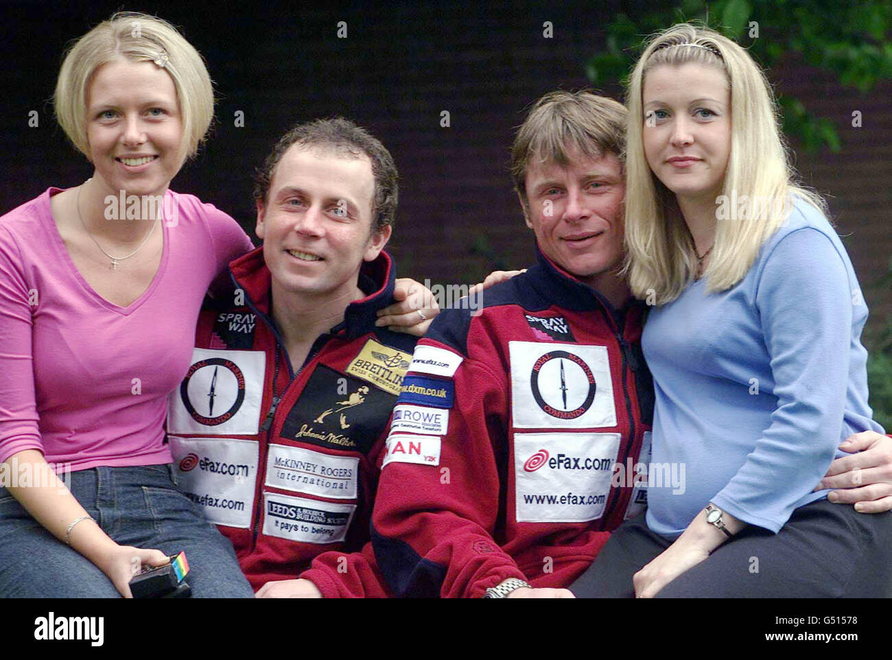 Les Royal Marines, qui ont fait l'histoire en marchant non soutenu vers le pôle Nord, Alan Chambers (2e R) et Charlie Paton, sont réunis avec leurs amies Michelle Board (R) et Kelly Easton à l'aéroport de Londres Heathrow. * les deux hommes ont pris 70 jours pour marcher jusqu'au pôle. Banque D'Images