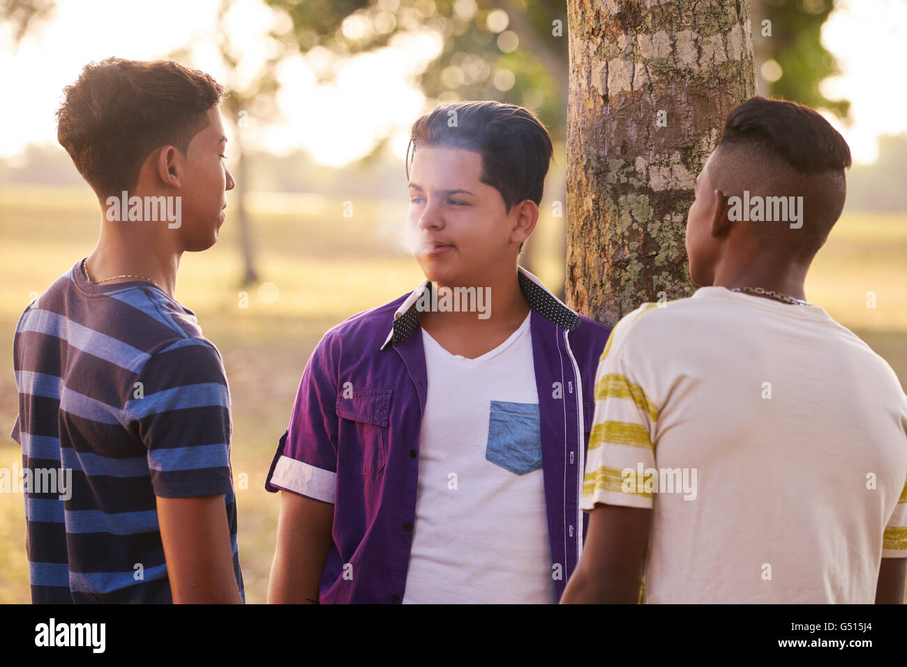 Les enfants dans le parc cigarette. Concept de fumeurs et les questions sociales avec les jeunes adolescents Banque D'Images