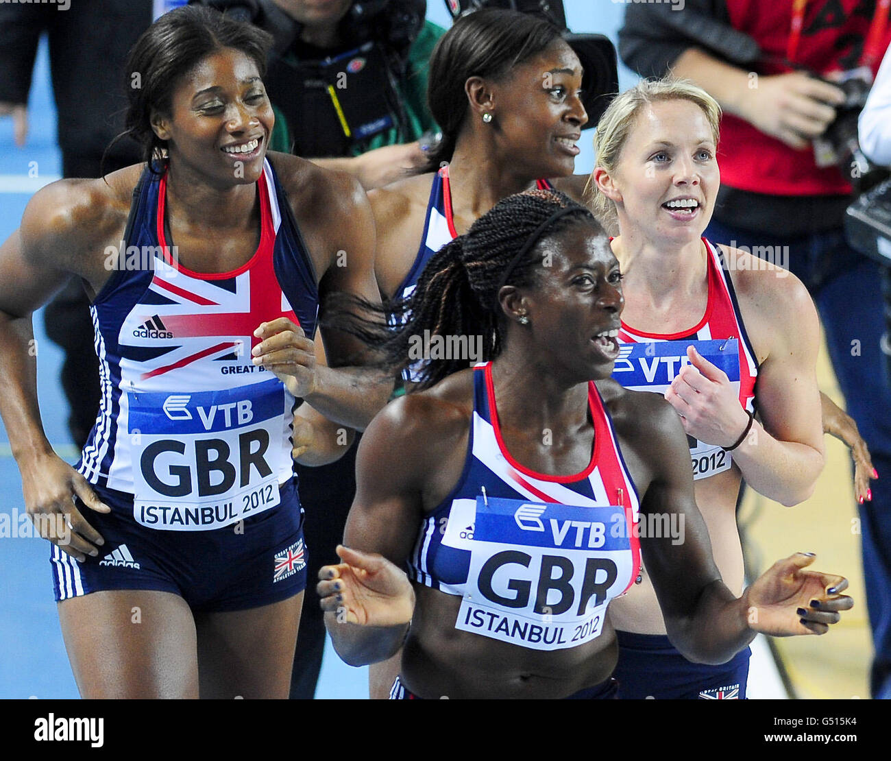 L'équipe de relais de 4 x 400 m de la Grande-Bretagne, Shana Cox (à gauche), Nicola Sanders (à droite), Christine Ohuruogu (à l'avant) et Perri shakes-Drayton (au centre à l'arrière), célèbre l'or remporté lors des Championnats du monde en salle de l'IAAF à l'Atakoy Athletics Arena, Istanbul, en Turquie. Banque D'Images