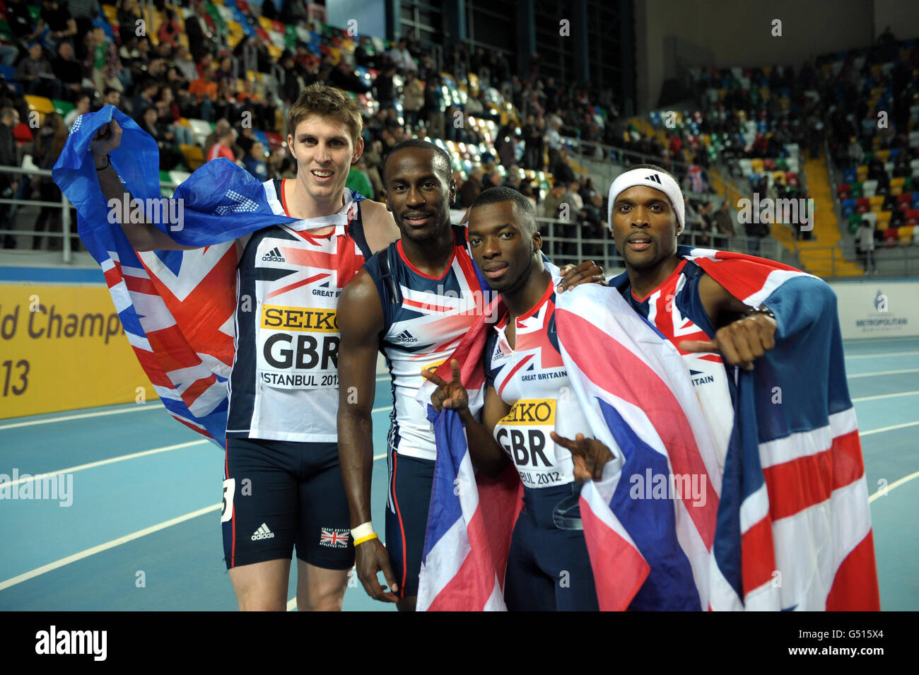 En Grande-Bretagne, Conrad Williams (à droite), Nigel Levine (deuxième à droite), Richard Buck (à gauche) et Michael Bingham célèbrent après l'équipe de relais 4x400m de la mens lors des Championnats du monde en salle de l'IAAF à l'Atakoy Athletics Arena, Istanbul, Turquie. Banque D'Images