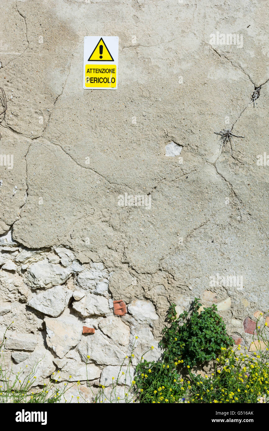 Avertissement, triangle jaune avec un point d'exclamation. Sur un vieux ...