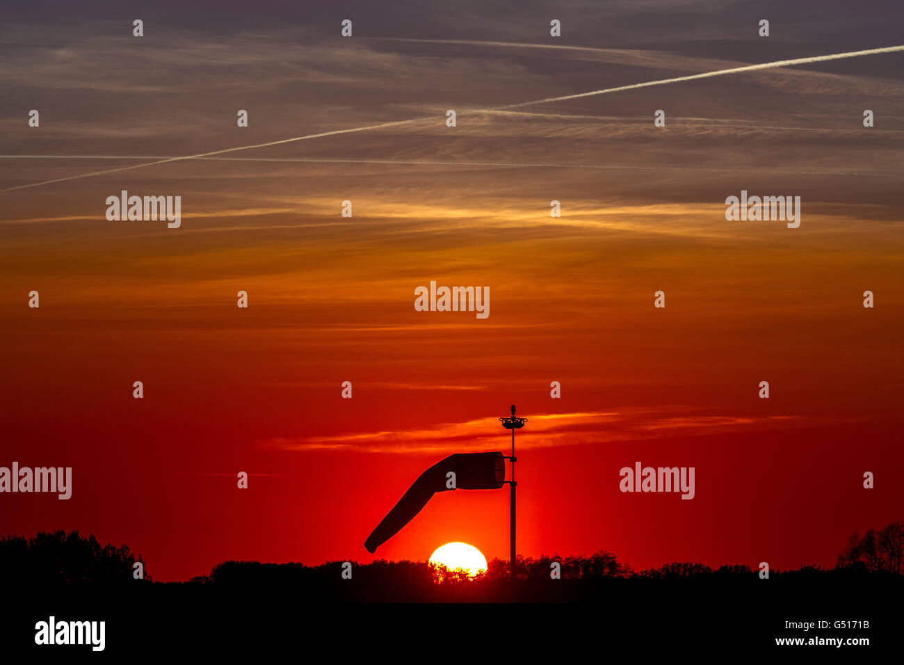 Manche à air dans le coucher du soleil à Müritz Airpark ancien aéroport militaire, Rechlin-Larz Rechlin-Larz, ancien aéroport militaire, Sneek, Banque D'Images