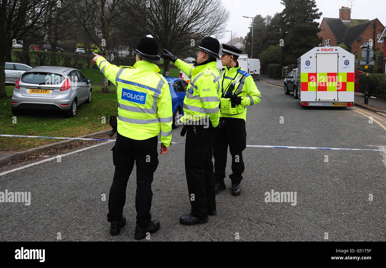 La police de Perry Hill Road, à Sandwell, dans les West Midlands, alors qu'ils entament une deuxième journée de négociations pour sauver une femme âgée détenue en captivité par un homme brandissant des couteaux dans sa propre maison. Banque D'Images