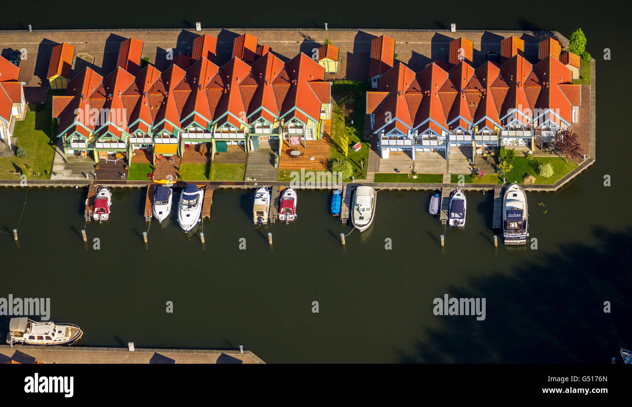 Vue aérienne du port de plaisance, Maison de village de Rheinsberg, Port de Plaisance, maisons,chalets avec une jetée à la grande Rheinsberg Banque D'Images