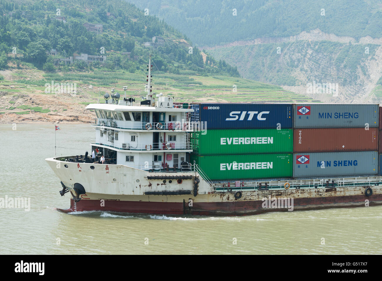 La Chine, Chongqing, croisière sur la rivière Yangtze, container d'un cargo sur la rivière Yangtze Banque D'Images