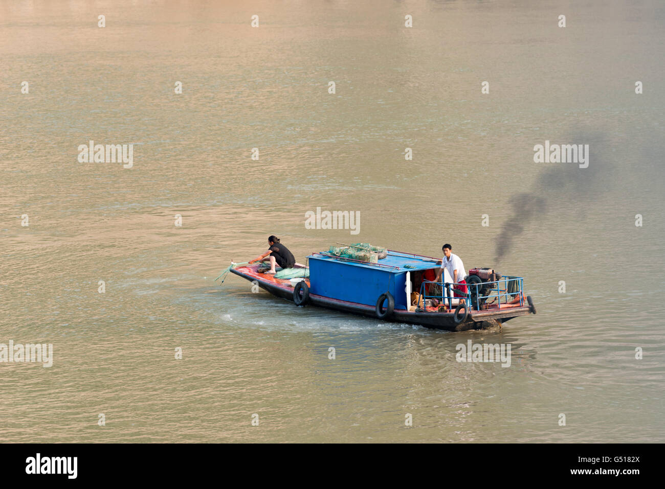 La Chine, Chongqing, croisière sur le Yangtze River, Petit bateau chinois  sur la rivière Yangtze Photo Stock - Alamy
