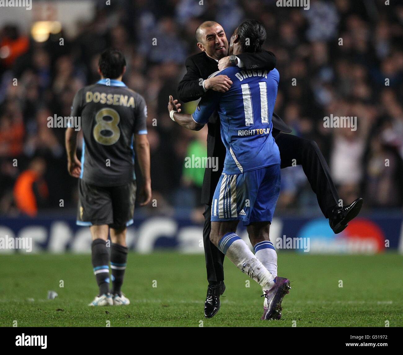 Football - UEFA Champions League - Round of 16 - second Leg - Chelsea v Napoli - Stamford Bridge.Roberto Di Matteo, directeur de Chelsea, fête avec Didier Drogba après le coup de sifflet final. Banque D'Images