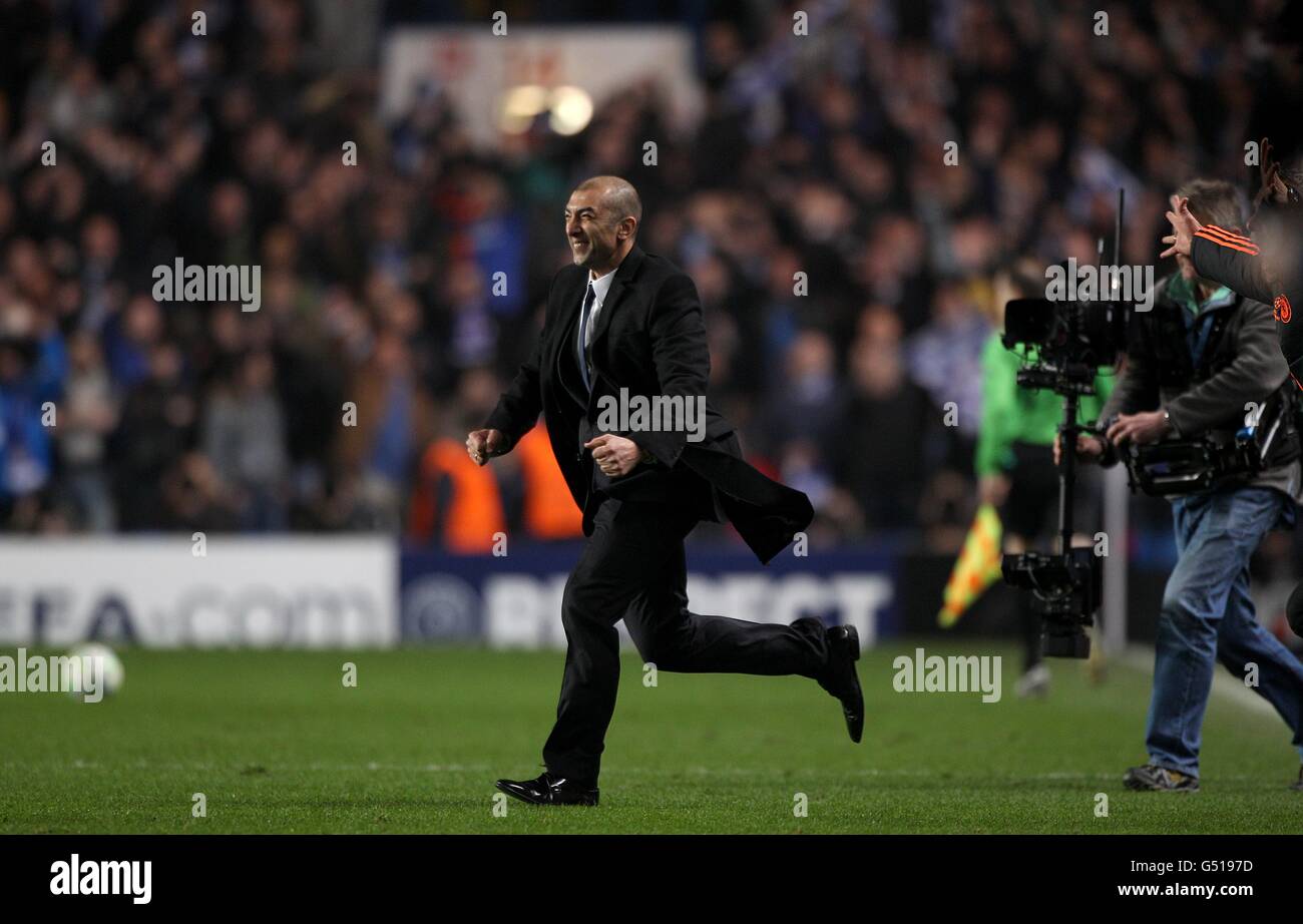 Football - UEFA Champions League - Round of 16 - second Leg - Chelsea v Napoli - Stamford Bridge.Roberto Di Matteo, le directeur de Chelsea, célèbre après le coup de sifflet final. Banque D'Images