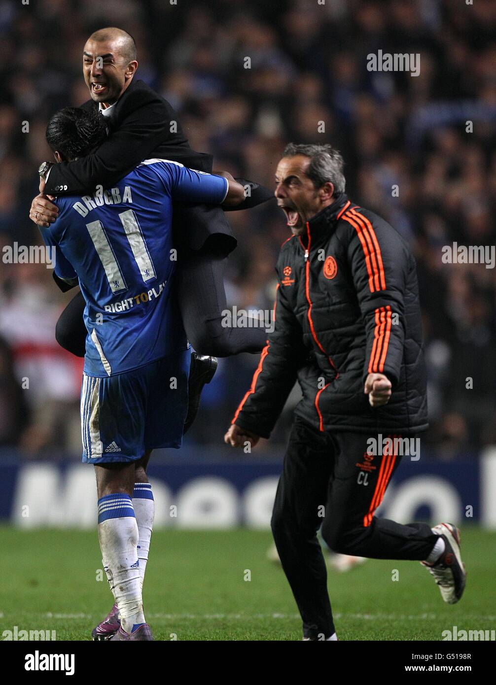 Roberto Di Matteo, le directeur de Chelsea, fête avec Didier Drogba après le coup de sifflet final. Banque D'Images