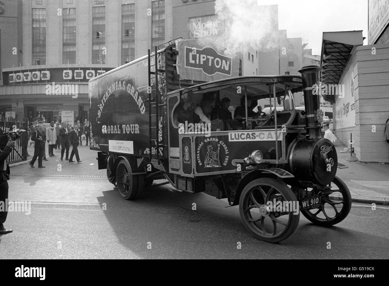 Michael Brain part dans son fourgon à vapeur Foden 1926 sur la première partie de son circuit mondial de 23,000 miles, du spectacle automobile d'Earls court. Banque D'Images