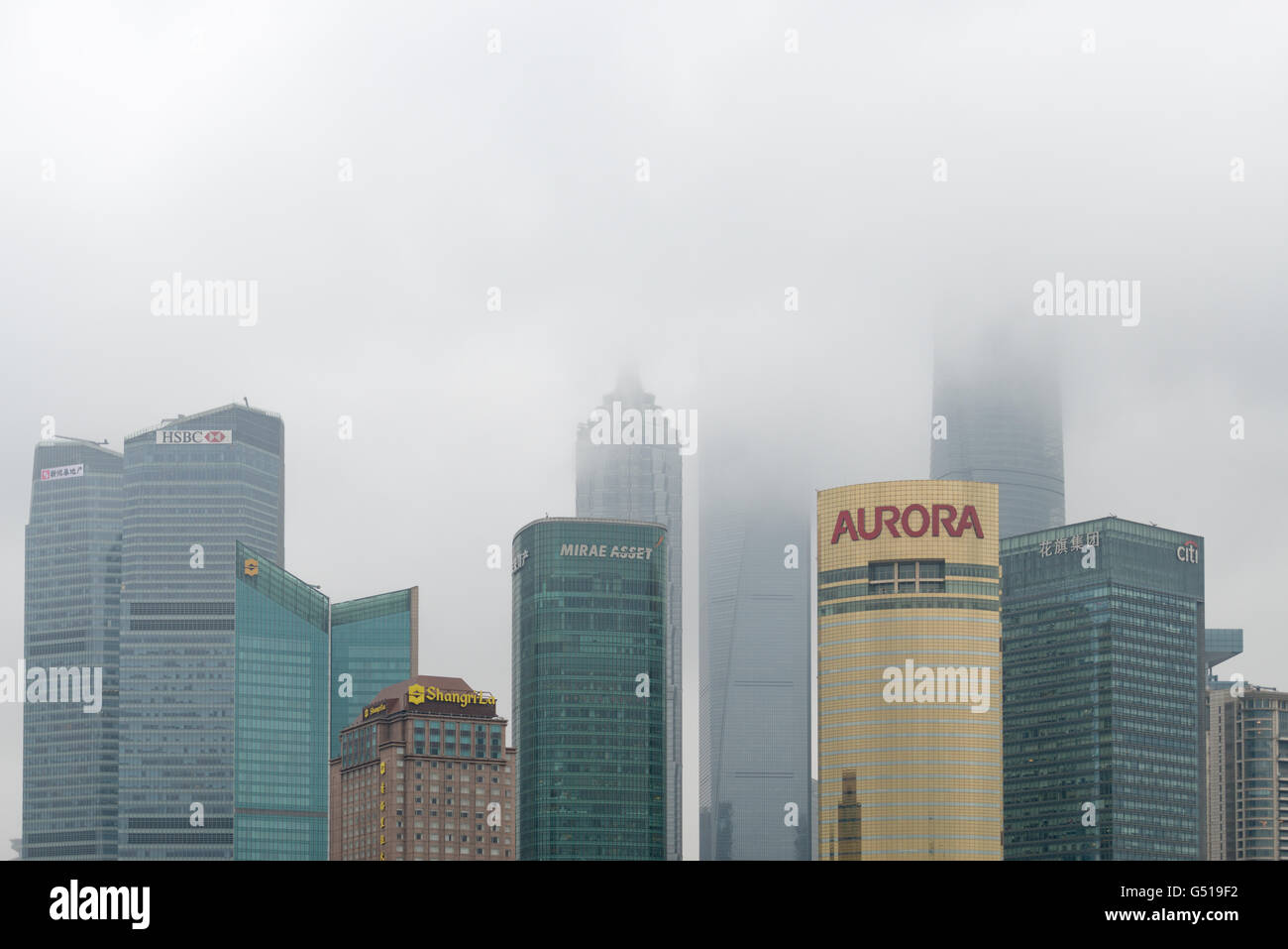 Chine, Shanghai, Pudong skyline de brouillard à Banque D'Images