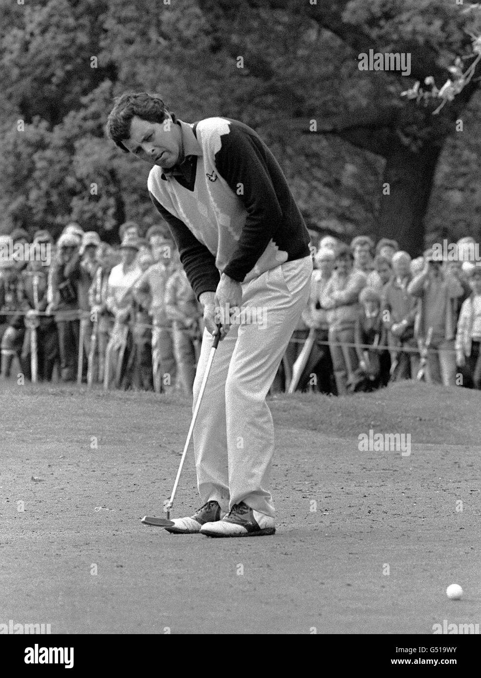 Bernard Gallacher 1983.Le golfeur Bernard Gallacher en action sur le vert de mise en 1983. Banque D'Images