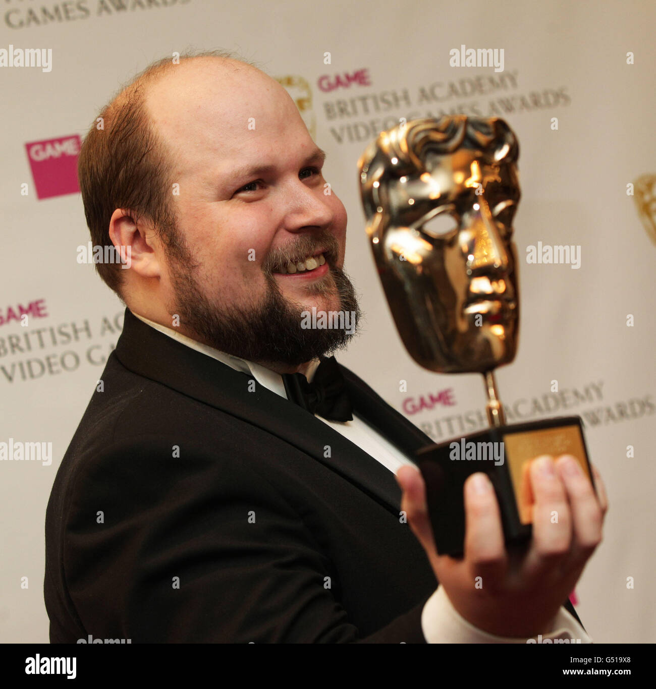Programmeur et créateur suédois de Minecraft Markus Persson avec son prix spécial au JEU British Academy Video Games Awards au London Hilton, Londres. Banque D'Images