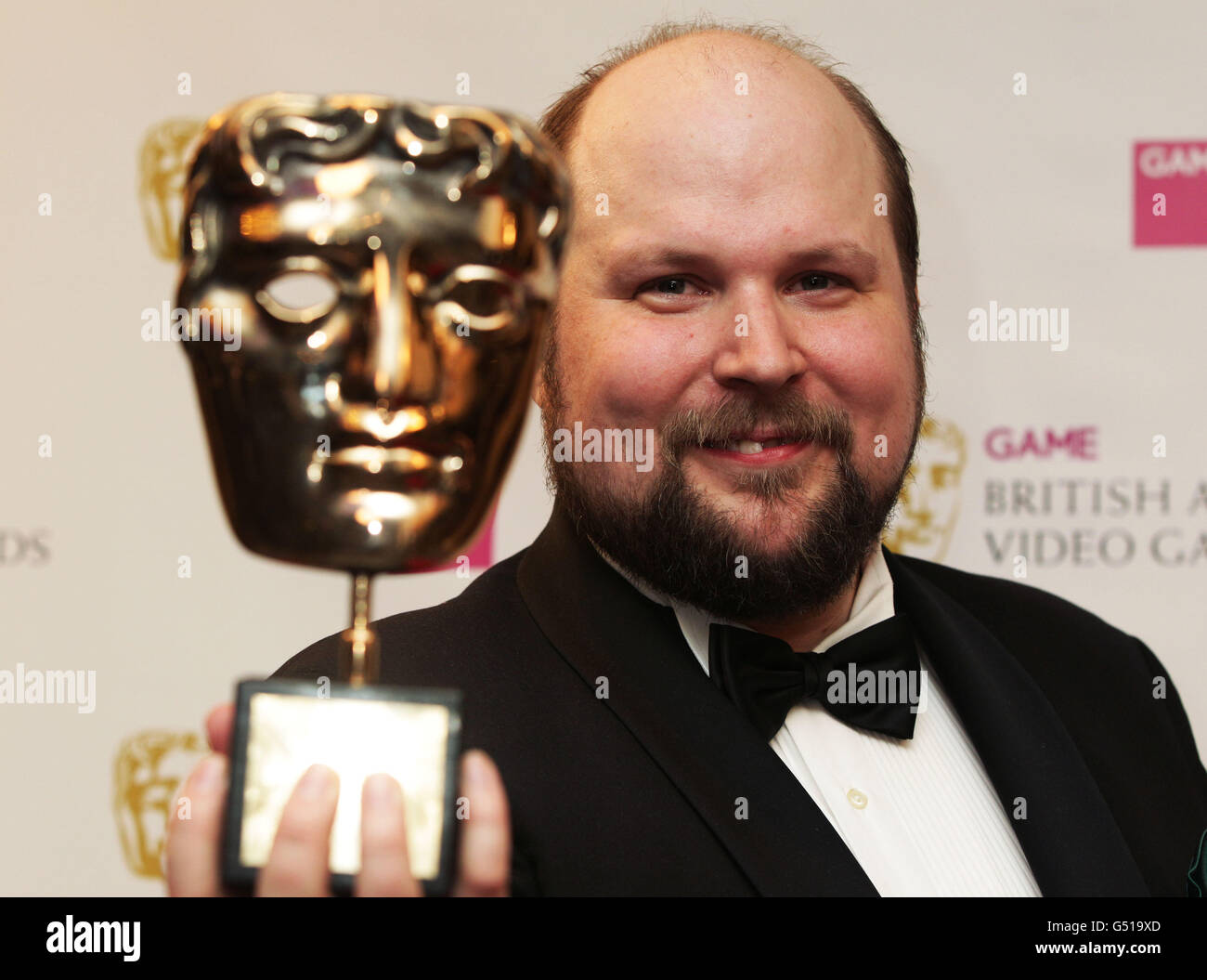 Programmeur et créateur suédois de Minecraft Markus Persson avec son prix spécial au JEU British Academy Video Games Awards au London Hilton, Londres. Banque D'Images