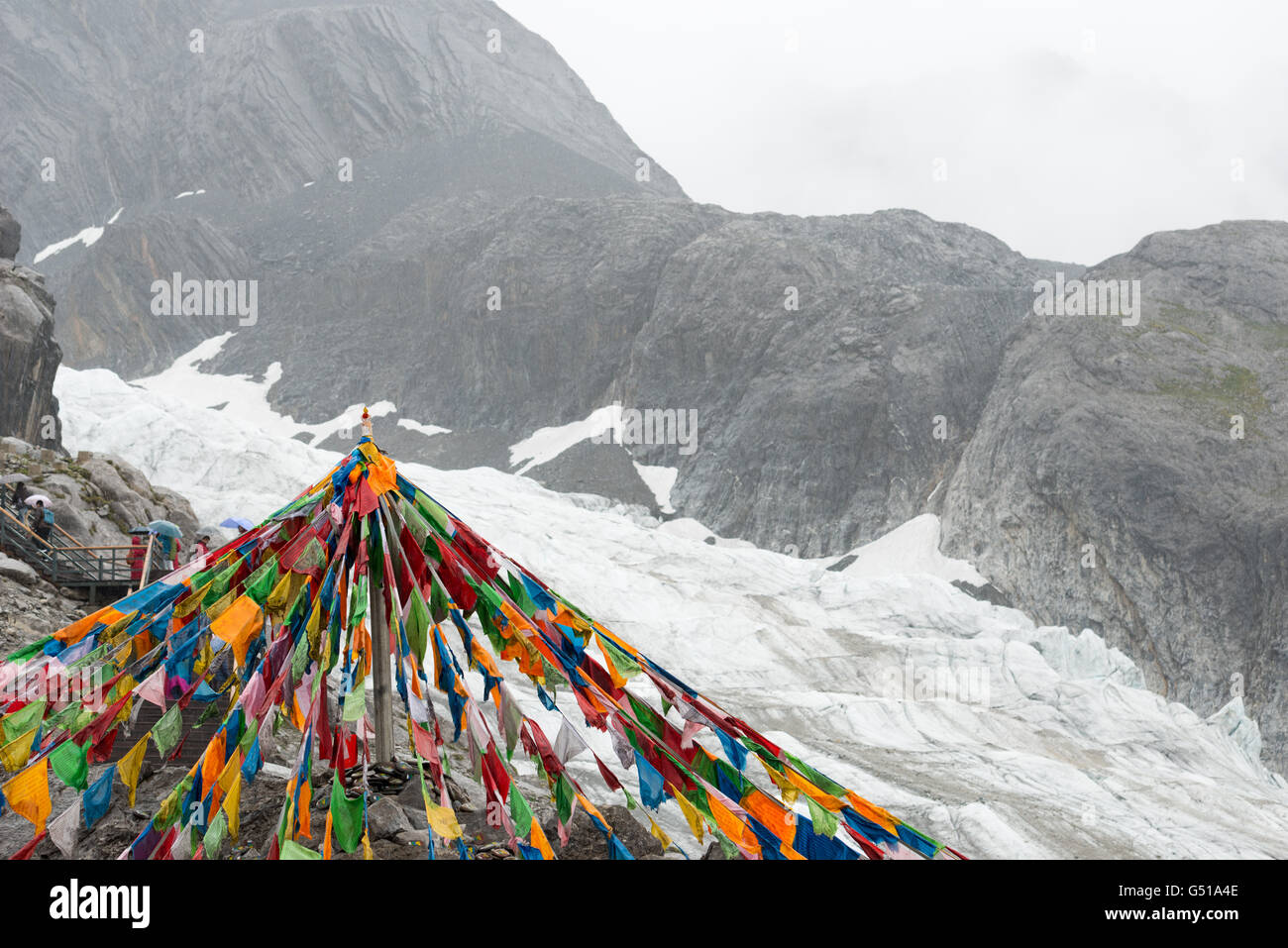 La Chine, le Yunnan Sheng, Lijiang Shi, Snow Mountain à Lijang, drapeaux de prière bouddhiste sur Snow Mountain Banque D'Images