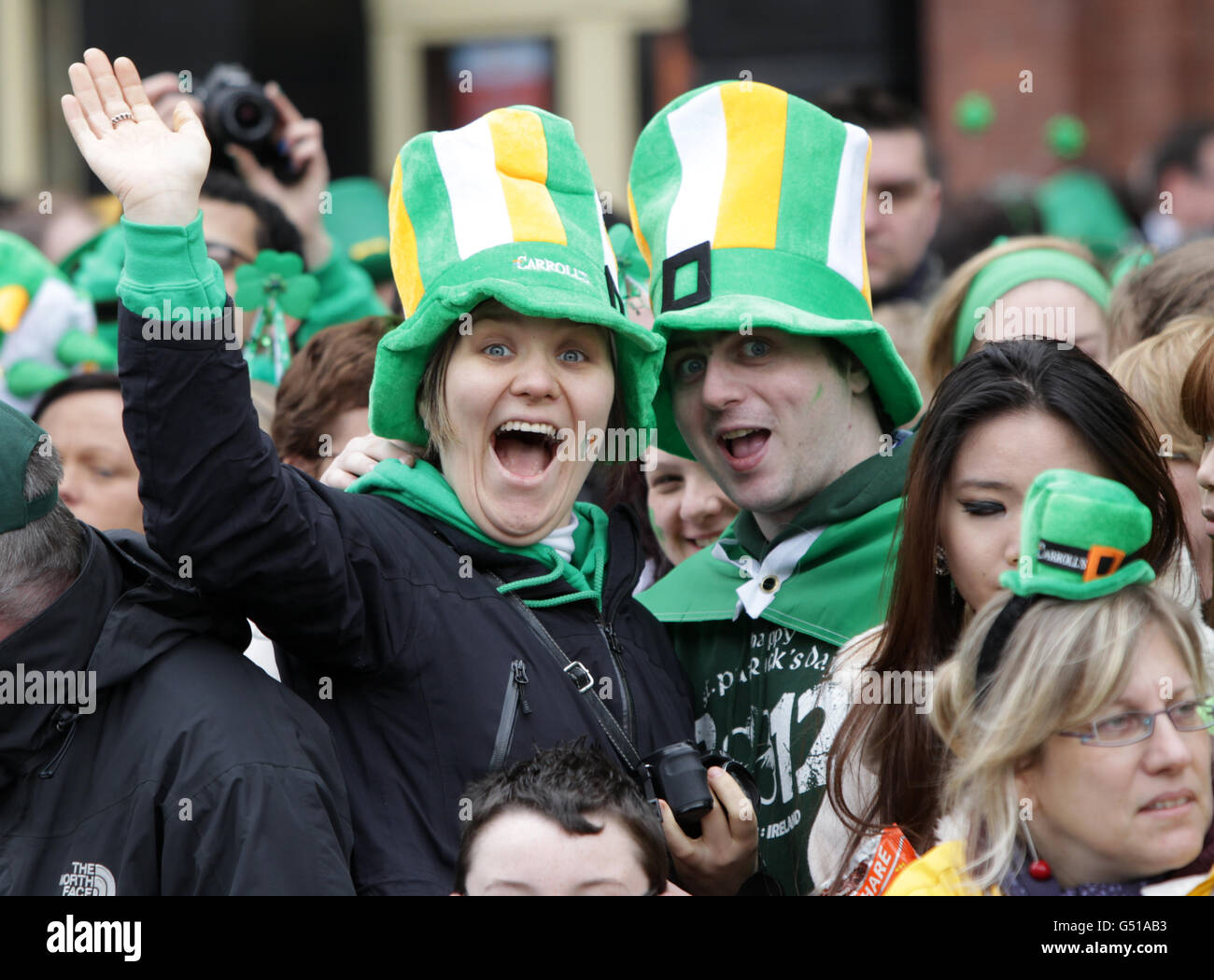 Les gens se rassemblent pour la parade de la St Patrick sur O'Connell Street, Dublin. Banque D'Images