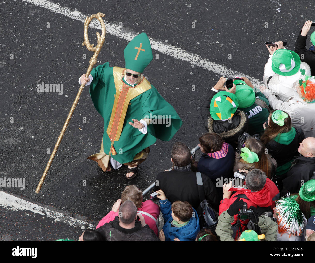 De grandes foules se rassemblent pour la parade de la St Patrick sur O'Connell Street, Dublin. Banque D'Images