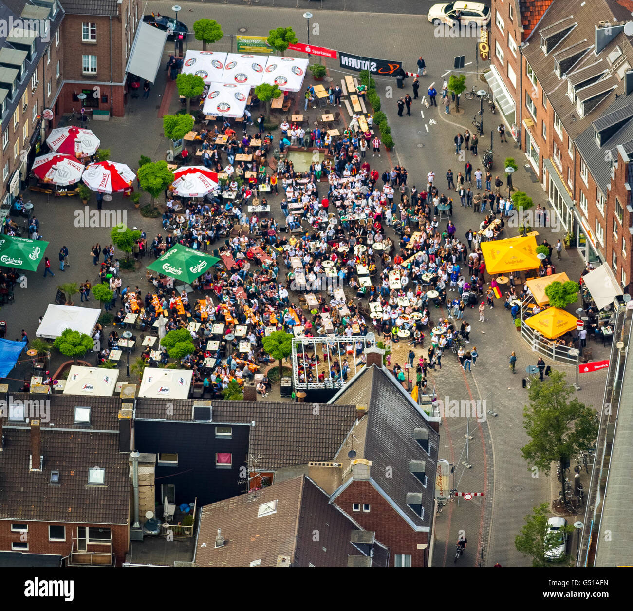 Vue aérienne, pour la Coupe du Monde 2014, vue aérienne, la consultation du public sur le marché des céréales à Wesel, Rudel, regarder la télévision en plein air, Wesel, Banque D'Images