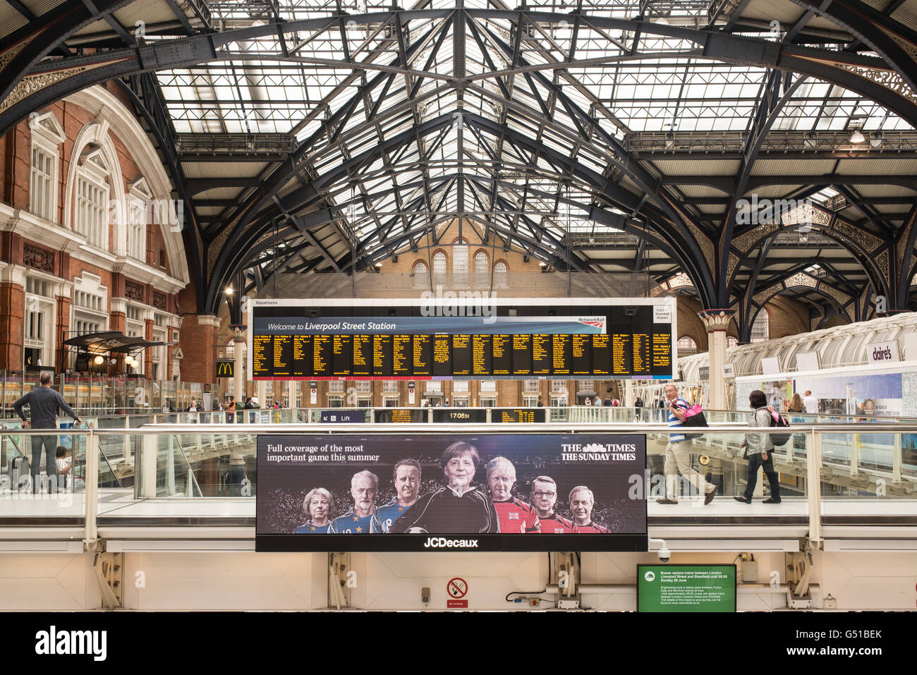 Ajouter de 'the times' sur un affichage numérique dans la gare de Liverpool street, la promotion de la couverture complète de l'Union européenne référendum Banque D'Images